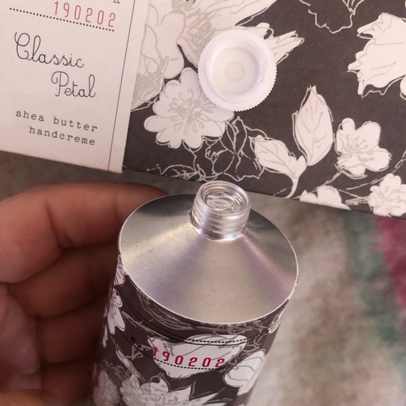 Lollia by Margot elena 4oz Shea butter handcreme in classic petal - Picture 4 of 8